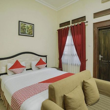 Oyo 804 Ndalem Maharani Guest House Yogyakarta Exteriör bild
