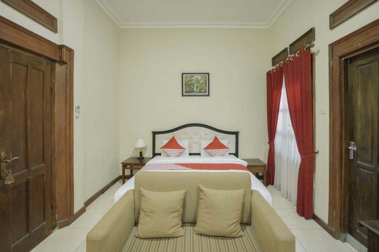 Oyo 804 Ndalem Maharani Guest House Yogyakarta Exteriör bild